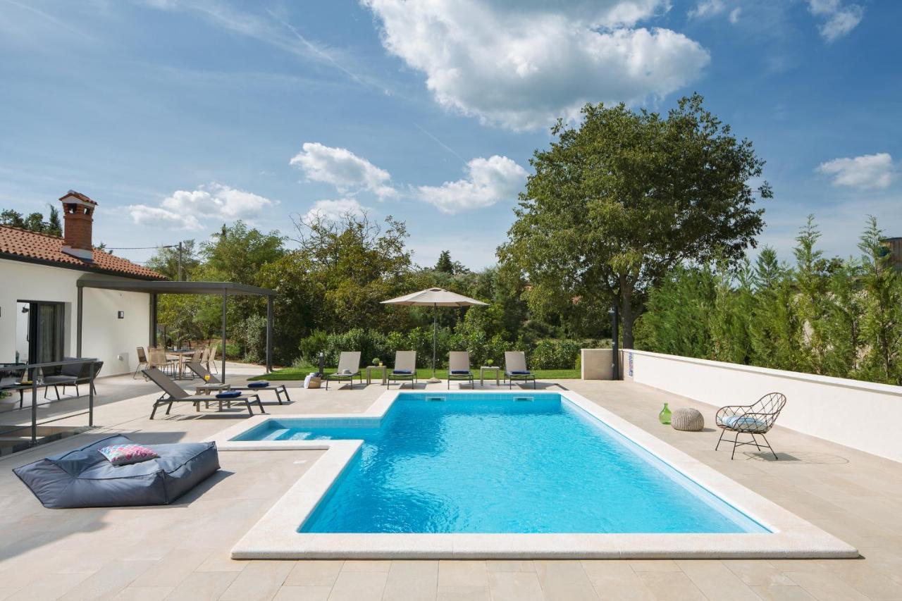 Villa Del Sol With Large Garden Perfect For Families Labin  Extérieur photo